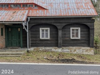 Brtníky č. p. 161 - Detail podstávkového pole s okenními otvory (Zdroj: S. Šulcová, 2024)