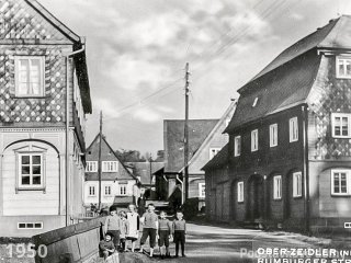 Brtníky č. p. 83 - Historický pohled, objekt č. p. 83 vpravo (Zdroj: Archiv Bund der Niederländer e. V., fotografie poskytnutá kontaktní osobou Andreasem Knieselem, 1950)